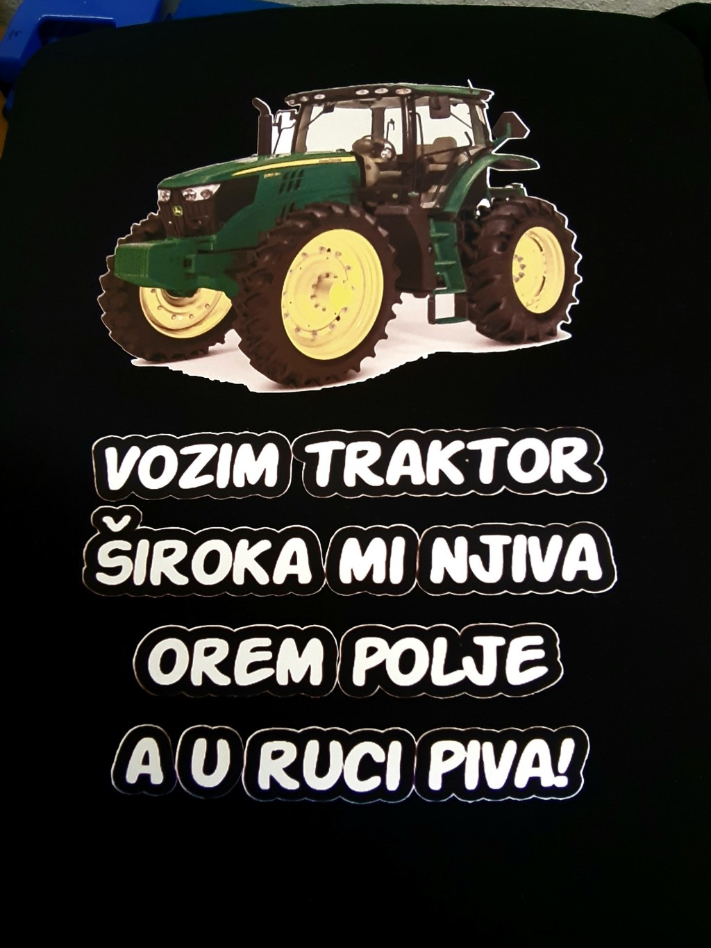 Majice sa stampom natpisom slikom/Za poljoprivrednike/vozim traktor siroka mi njiva.jpg